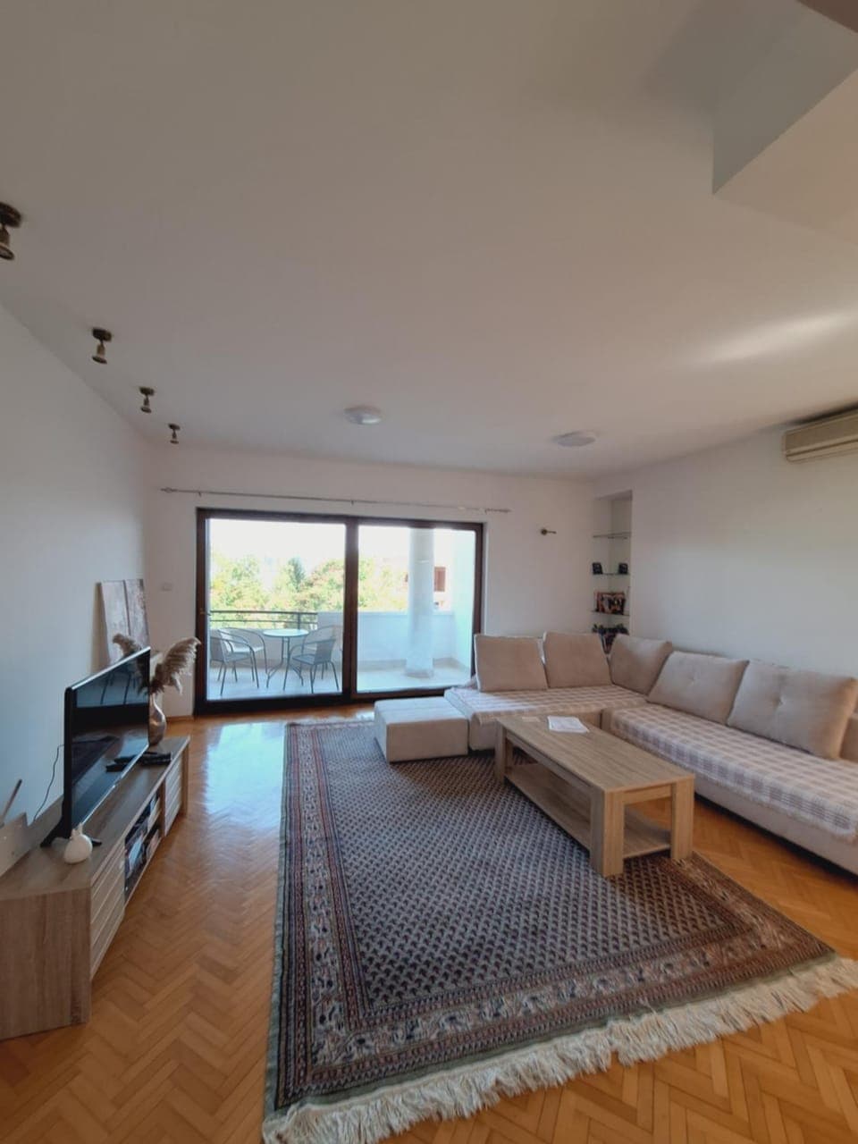 TV and multimedia, Living room, Seating area, air conditioner