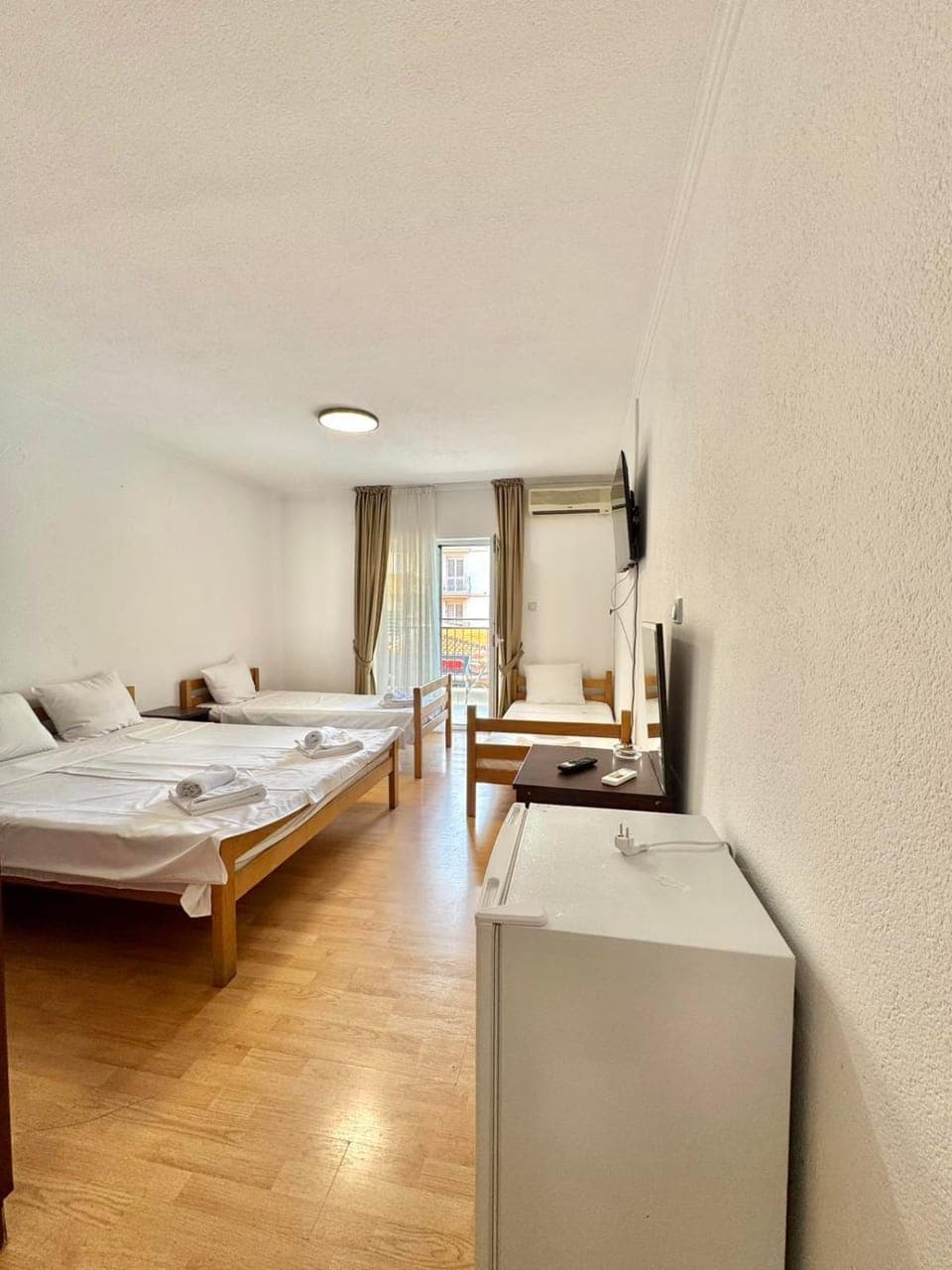 Bed, TV and multimedia, Photo of the whole room, Bedroom, towels