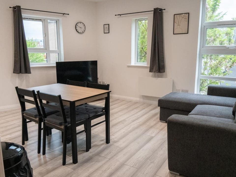 Communal lounge/ TV room, TV and multimedia, Living room, Seating area, Dining area, Evening entertainment