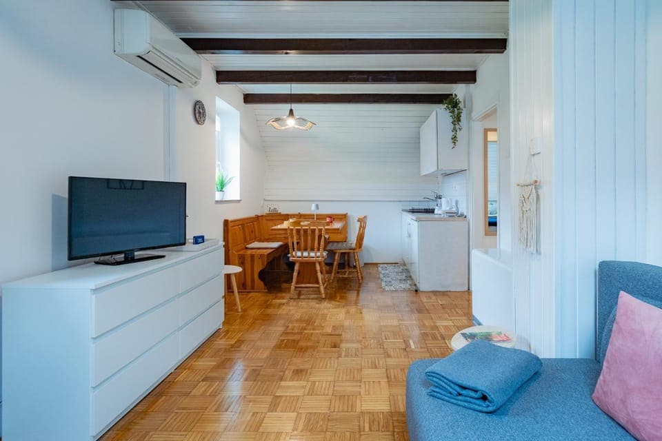 Communal lounge/ TV room, TV and multimedia, Kitchen or kitchenette, Living room, Seating area, Dining area