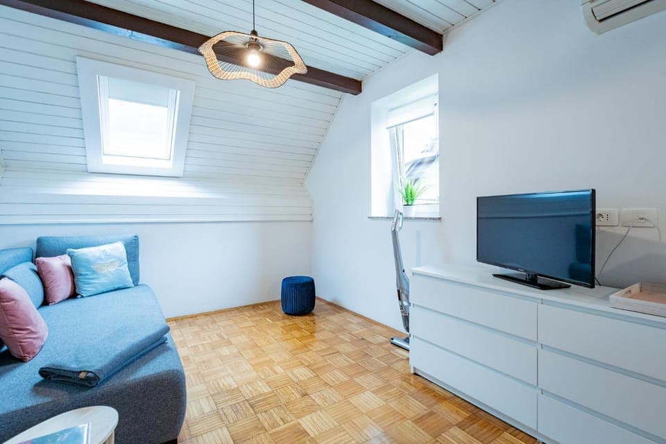 TV and multimedia, Living room, Seating area