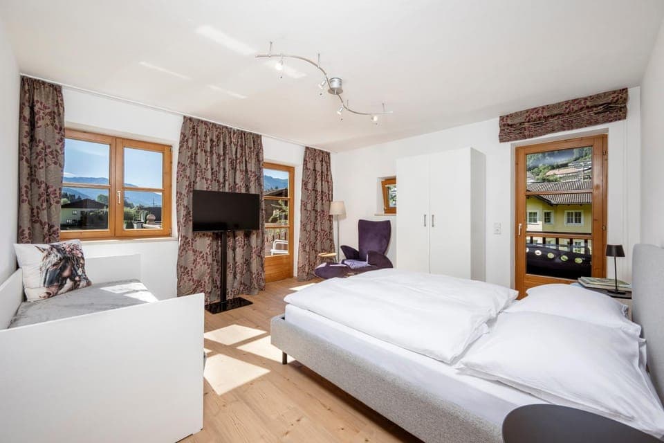 Bed, TV and multimedia, Photo of the whole room, Seating area, Bedroom, Mountain view