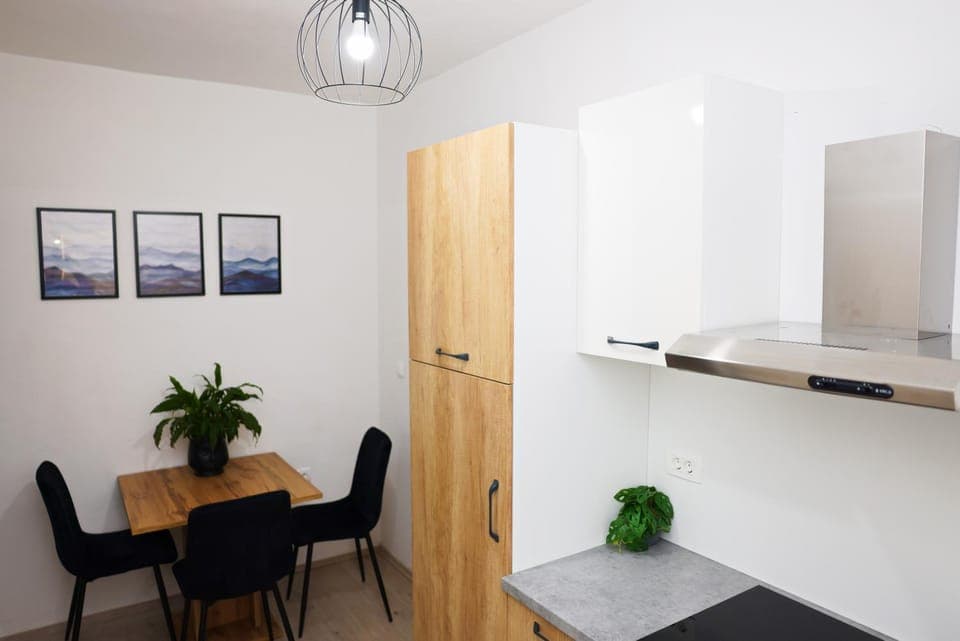 Kitchen or kitchenette, Dining area