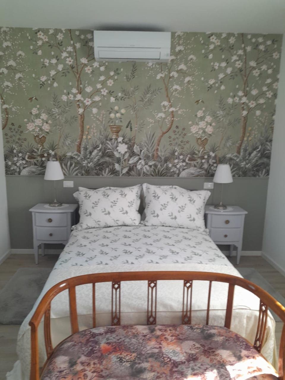 Photo of the whole room, Garden view