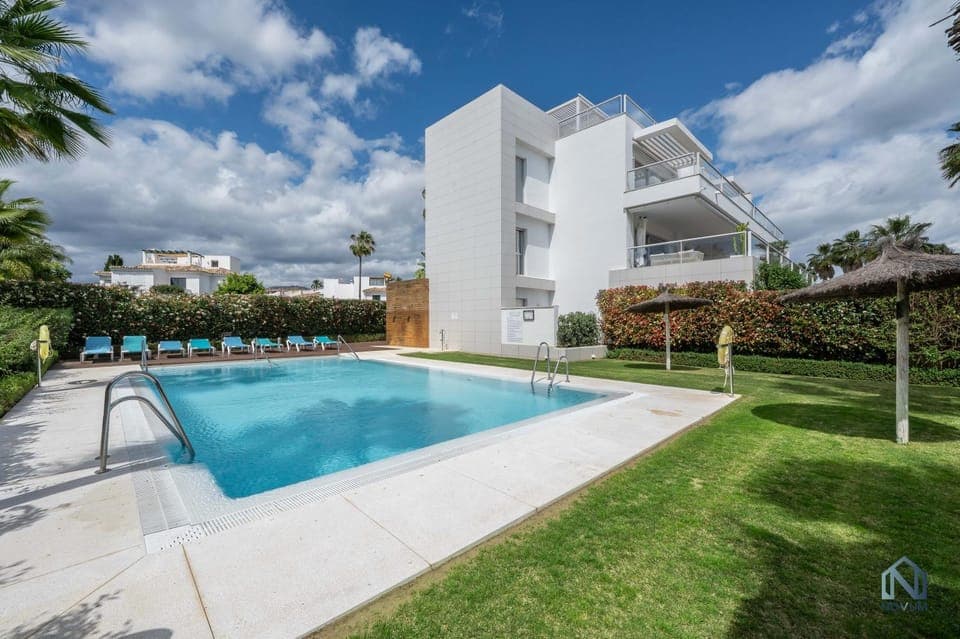 Property building, Garden, Swimming pool