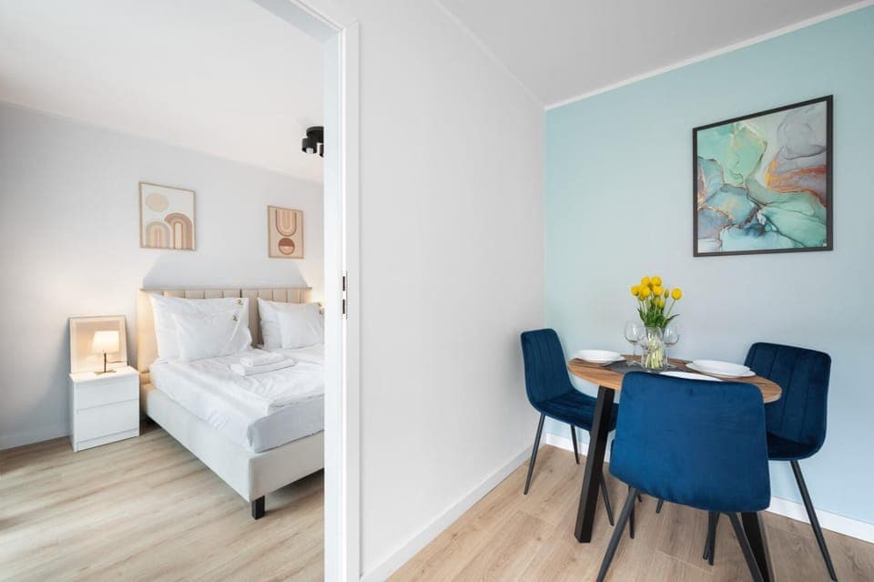 Bed, Living room, Photo of the whole room, Seating area, Dining area, Bedroom