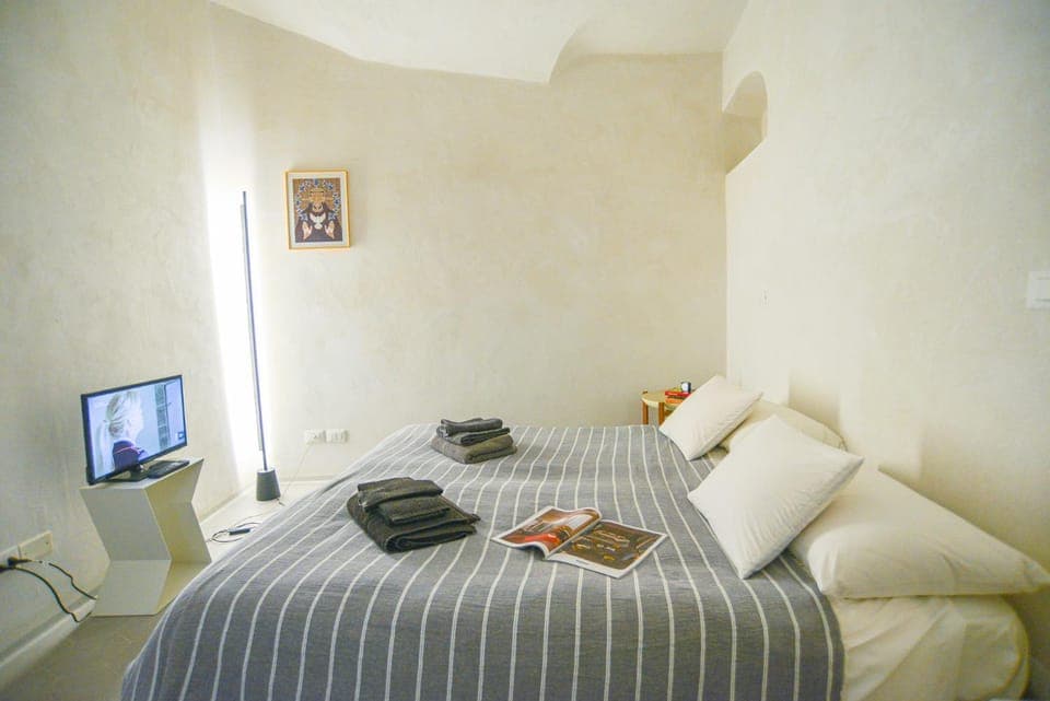 Bed, TV and multimedia, Photo of the whole room, Bedroom