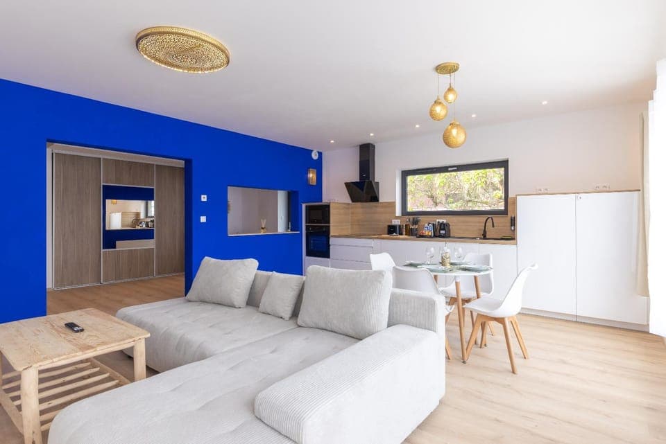 TV and multimedia, Kitchen or kitchenette, Living room, Seating area, Dining area