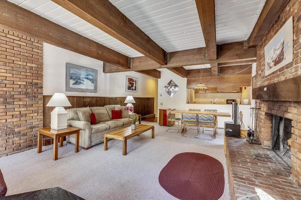 Iconic Ski Town Charm - Unbeatable Location Apartment in Aspen