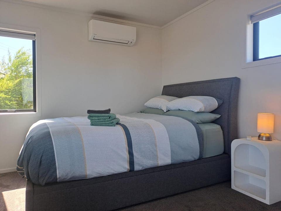Bed, Bedroom, air conditioner