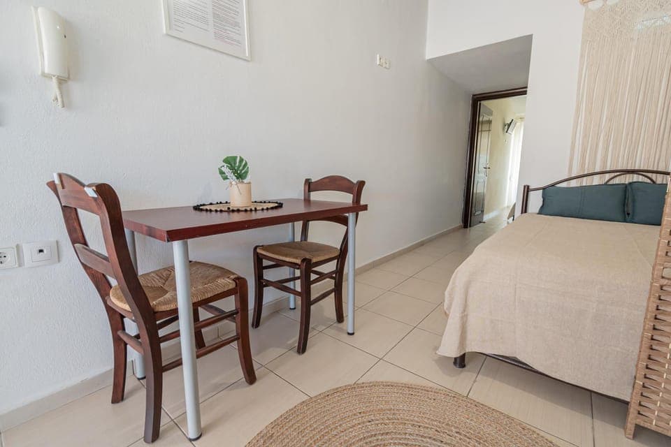 Bed, Photo of the whole room, Seating area, Dining area