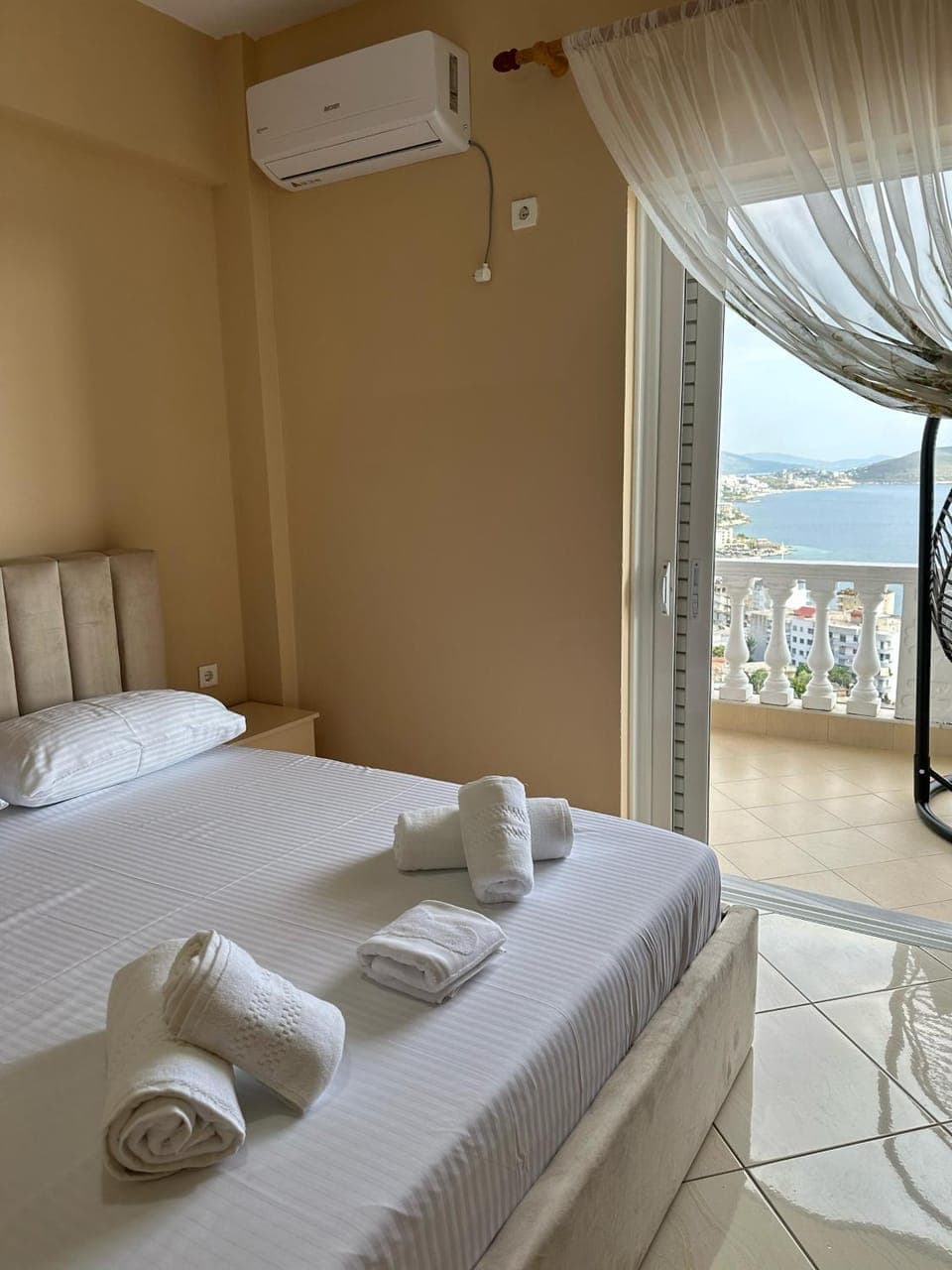 View (from property/room), Balcony/Terrace, Bedroom, Mountain view, air conditioner