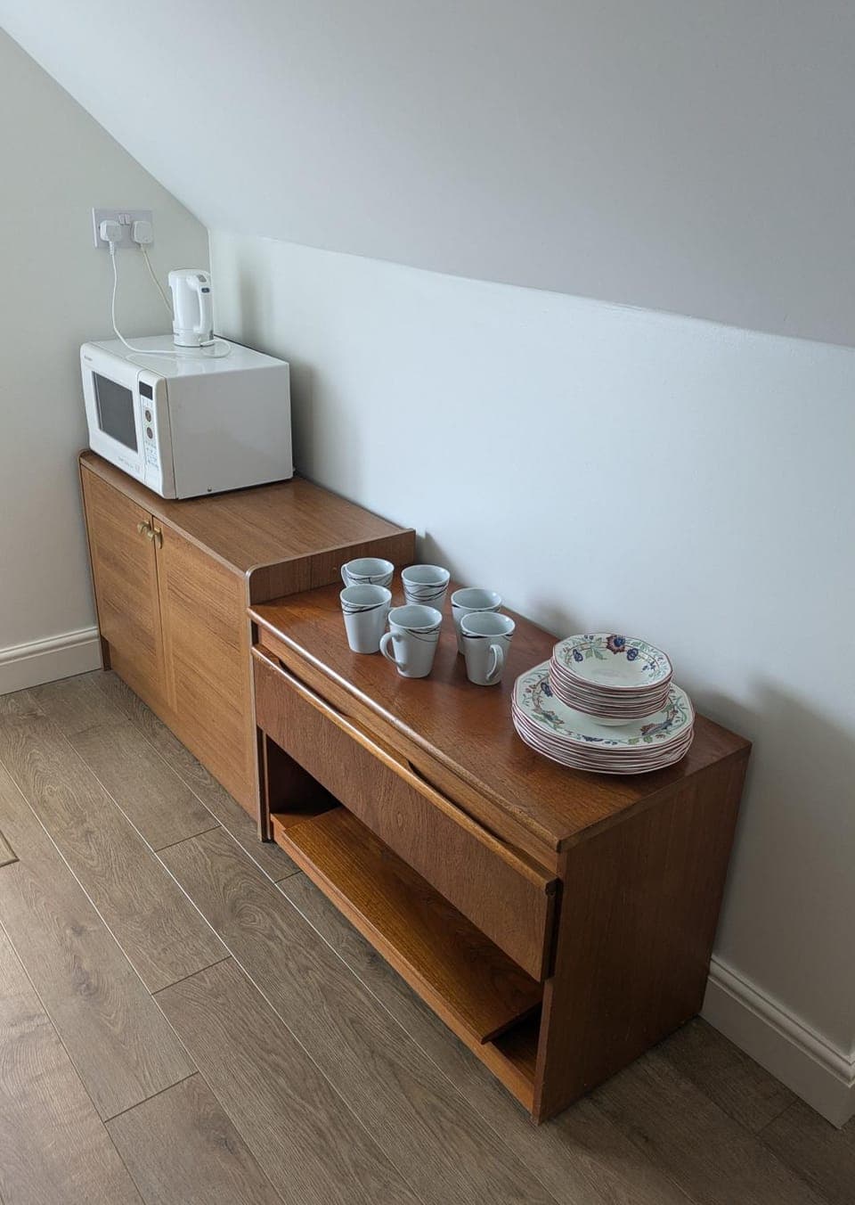 Coffee/tea facilities, oven