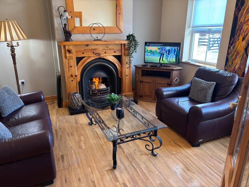 Albert Lock Bungalow 5 minute drive from Carrick House in Longford