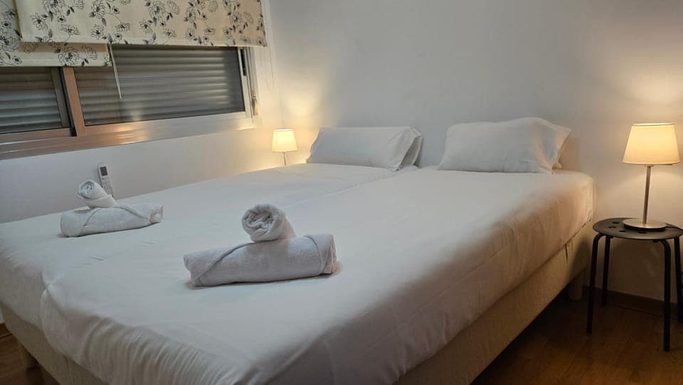 Bed, Bedroom, towels