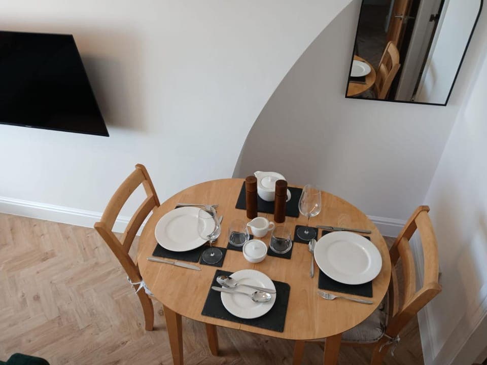 Food and drinks, Dining area, Food