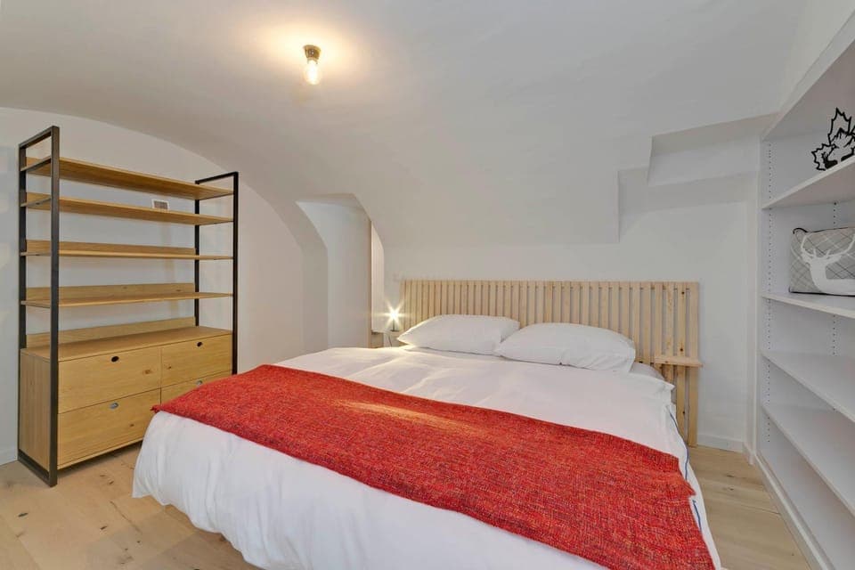 Bed, Bedroom, towels