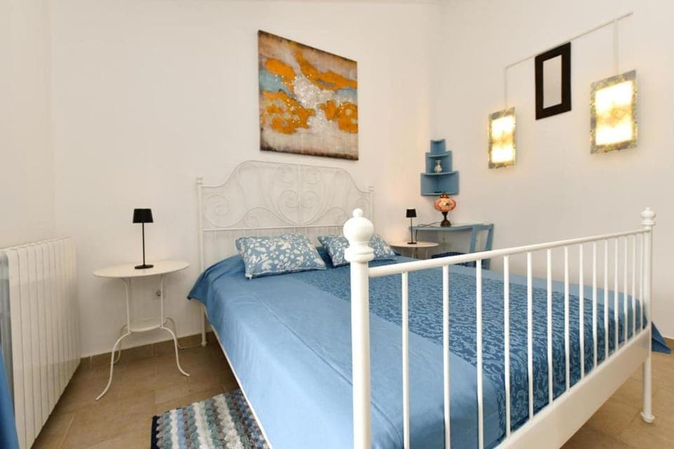 Bed, Decorative detail, Bedroom