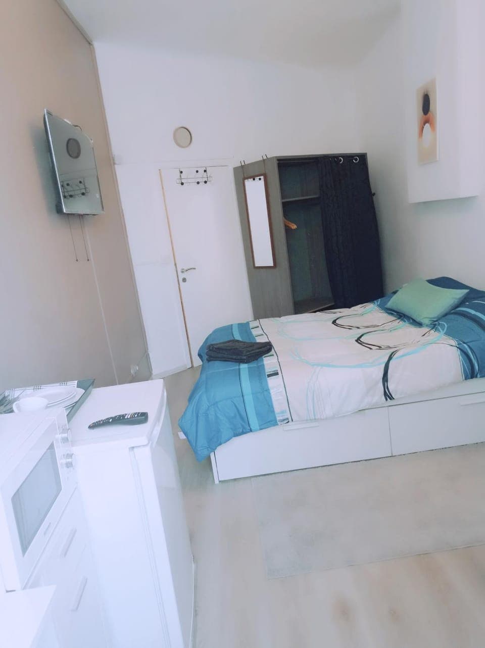 Photo of the whole room, Bedroom