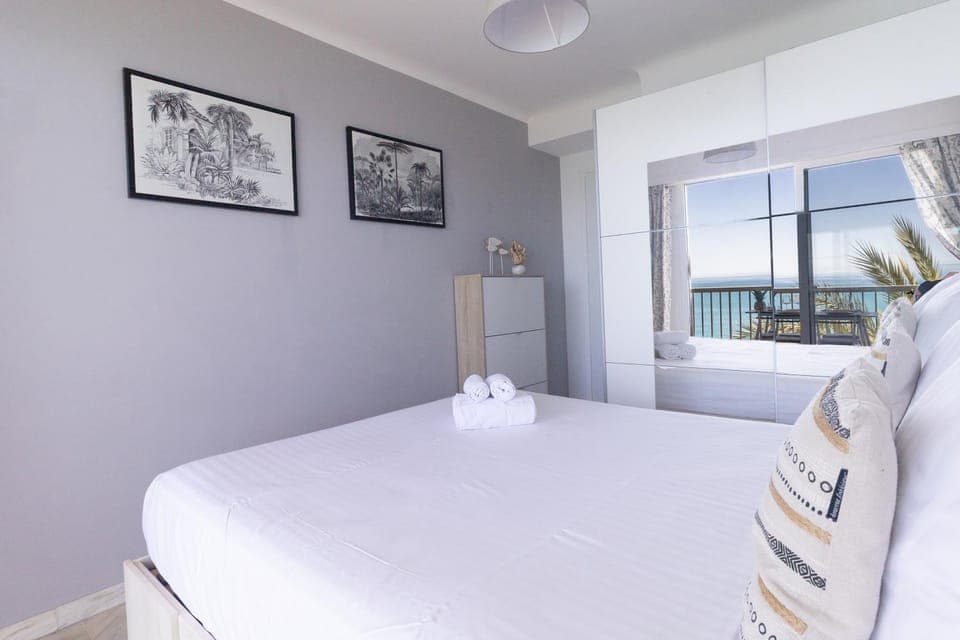 Bed, Photo of the whole room, Sea view
