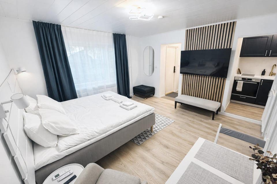 Bed, TV and multimedia, Photo of the whole room