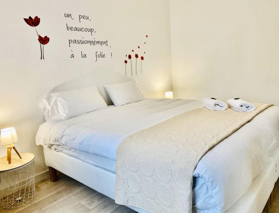 Photo of the whole room, Bedroom