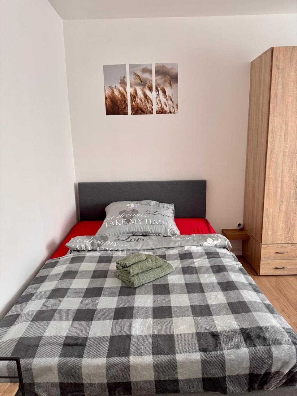 Bed, Photo of the whole room, Bedroom, towels