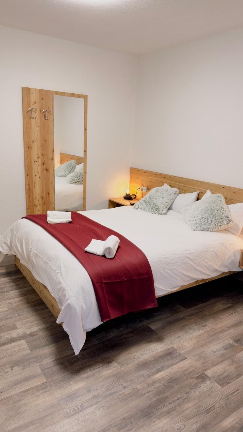 Bed, Bedroom, towels