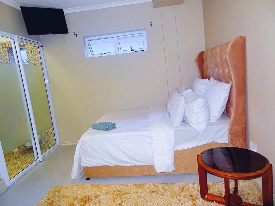 Shower, Bed, TV and multimedia, Photo of the whole room, Bedroom