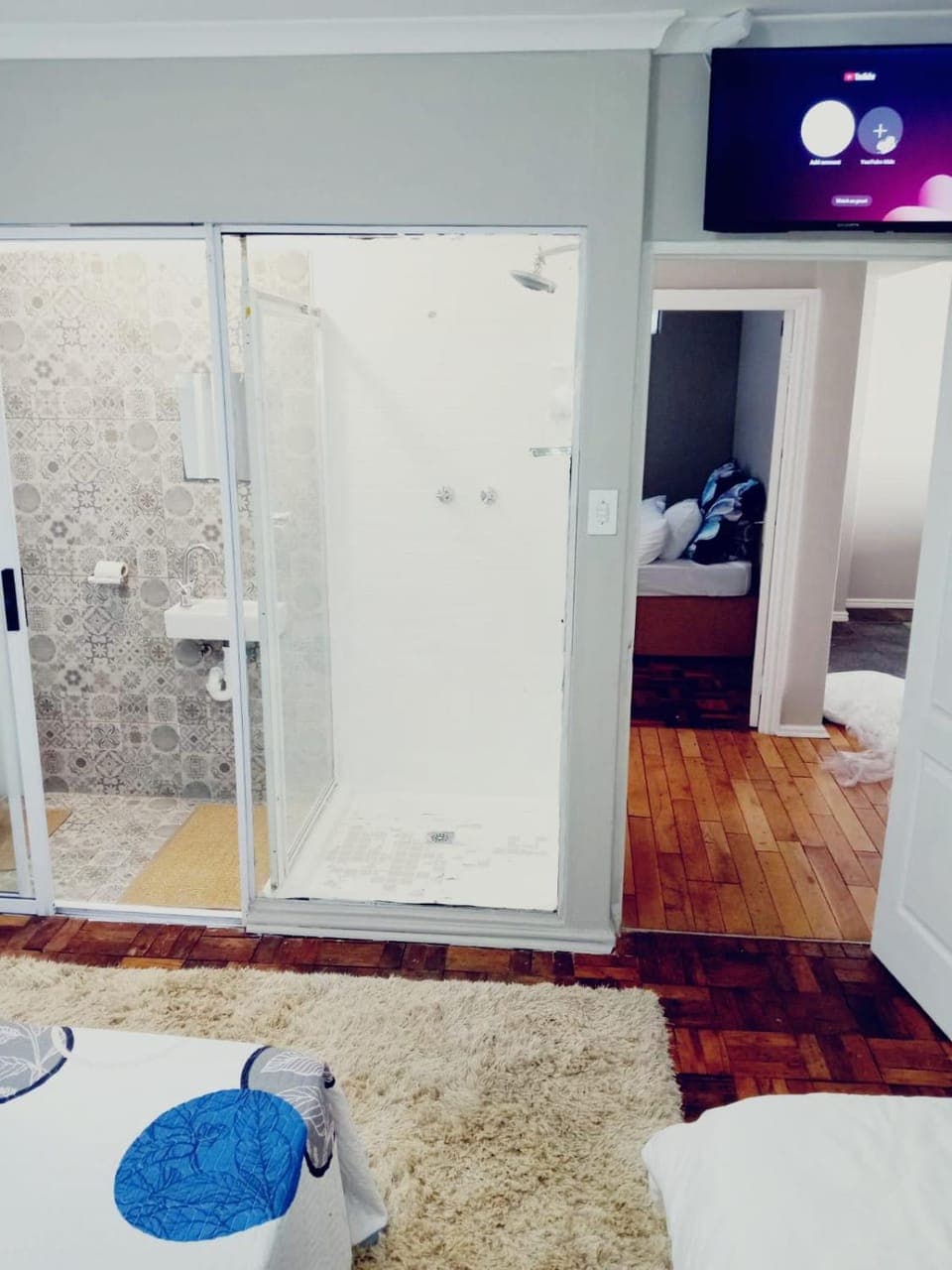 Shower, Bed, Bathroom, Photo of the whole room, Bedroom, towels