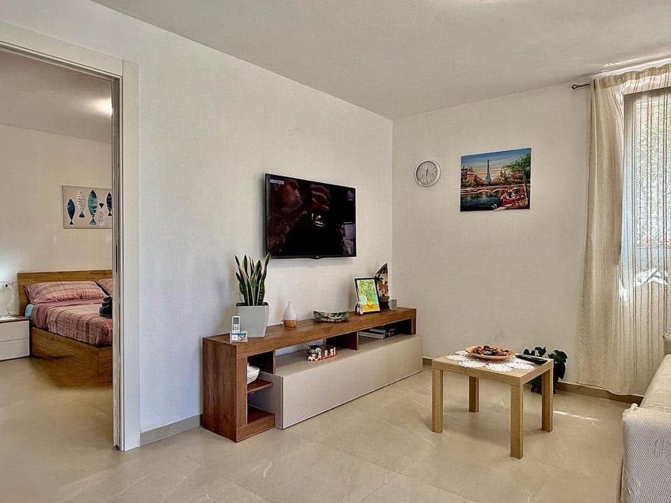 Bed, TV and multimedia, Photo of the whole room, Bedroom