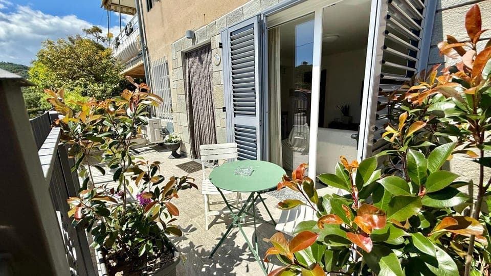 Property building, Day, Balcony/Terrace