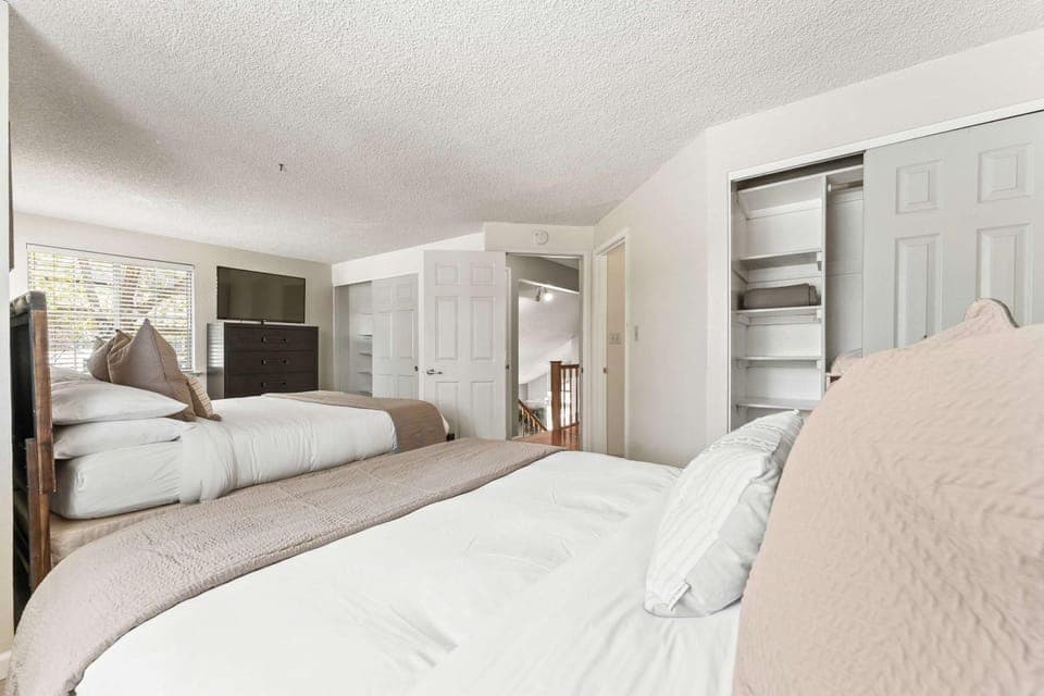 Bed, TV and multimedia, Bedroom, wardrobe