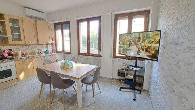 TV and multimedia, Kitchen or kitchenette, Dining area, stove