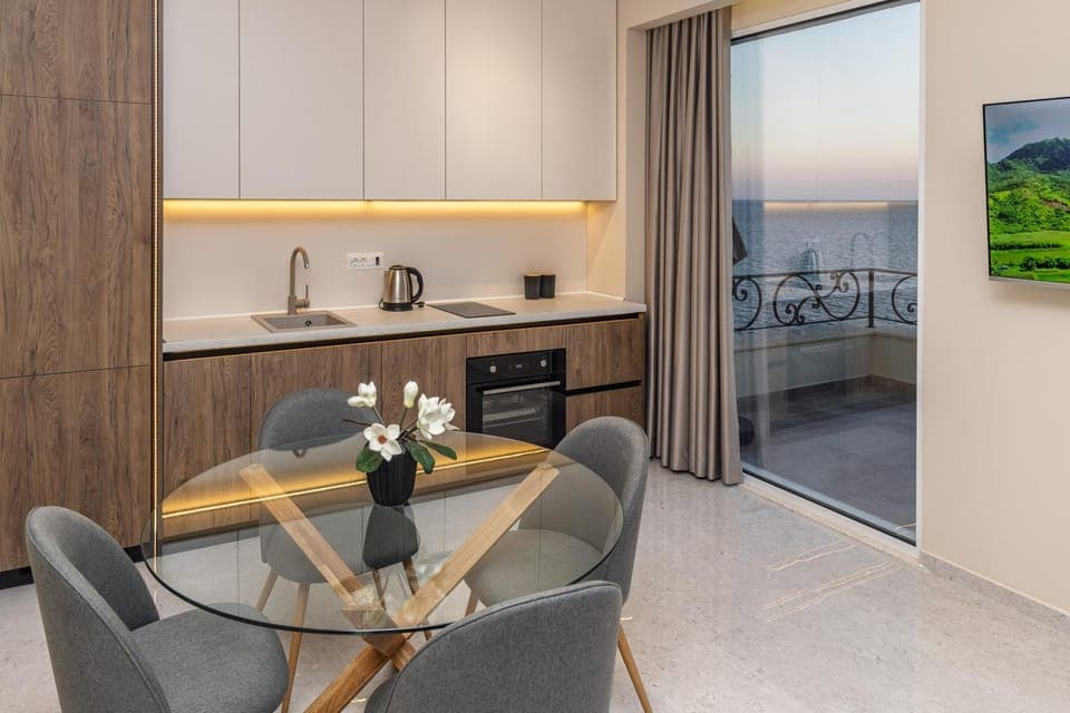 Kitchen or kitchenette, Dining area, stove