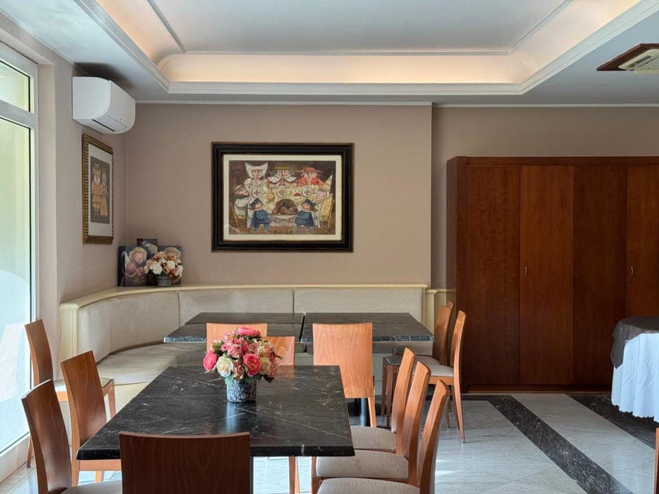 Restaurant/places to eat, Dining area