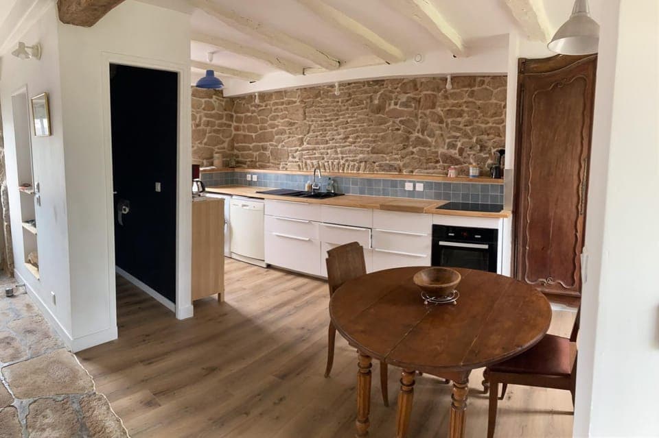 Kitchen or kitchenette, Dining area, stove