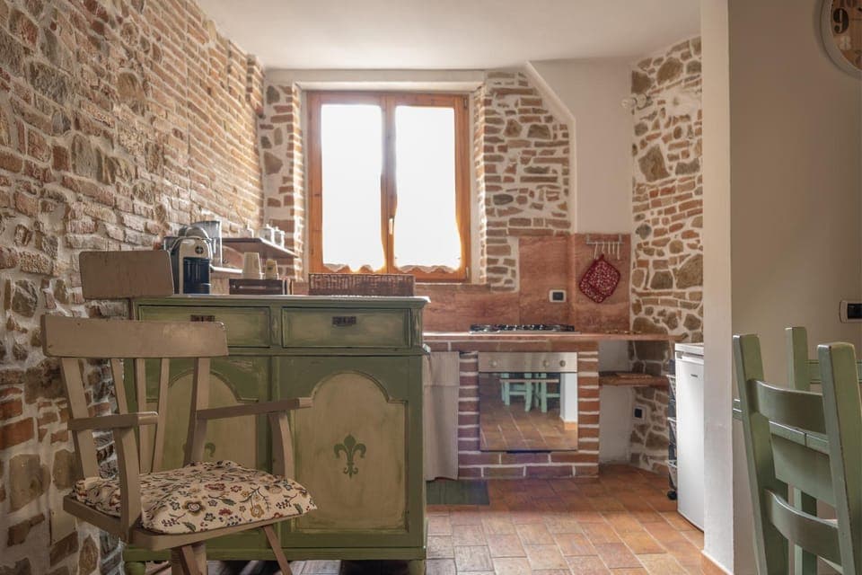 Coffee/tea facilities, Kitchen or kitchenette, Dining area, stove