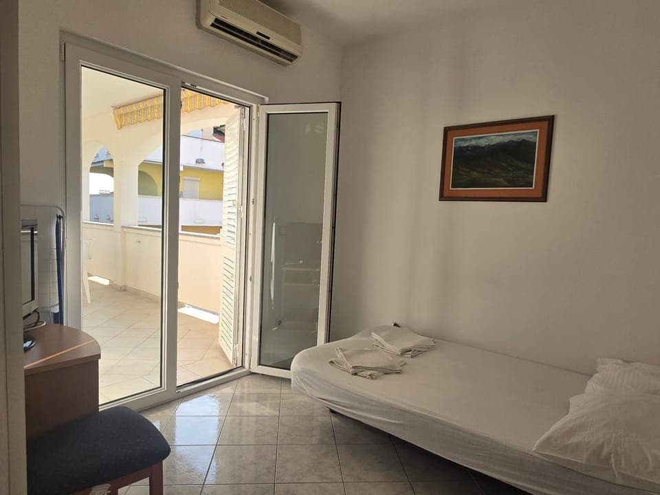 Bed, Bedroom, towels, air conditioner