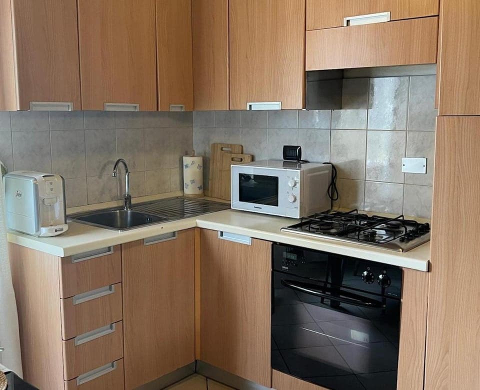 Coffee/tea facilities, Kitchen or kitchenette, oven, pet friendly, stove