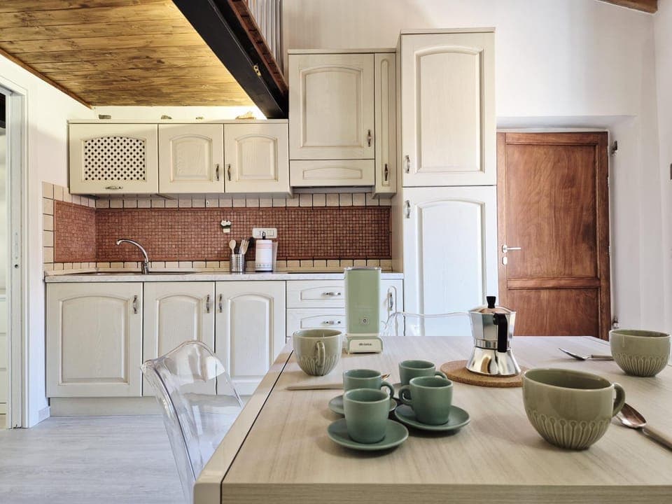 Coffee/tea facilities, Kitchen or kitchenette, Dining area, stove