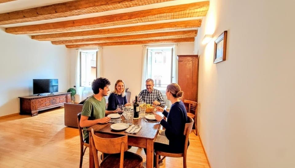 Communal lounge/ TV room, People, TV and multimedia, Living room, Food and drinks, Seating area, Dining area, Evening entertainment, Food, Guests, Drinks, group of guests, Family