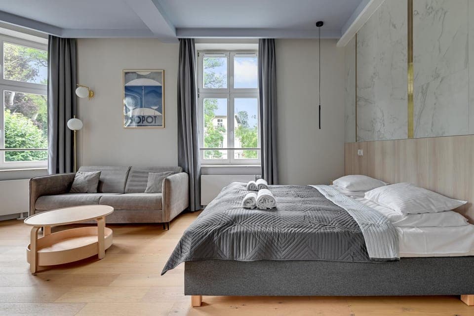 Bed, Living room, Photo of the whole room, Seating area, Bedroom, towels