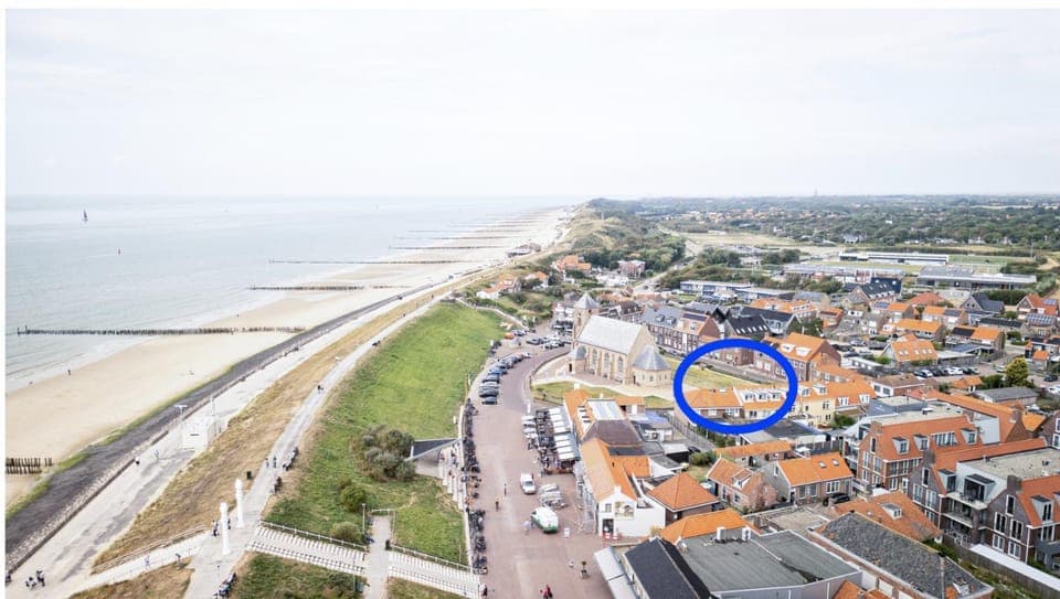 Neighbourhood, Beach