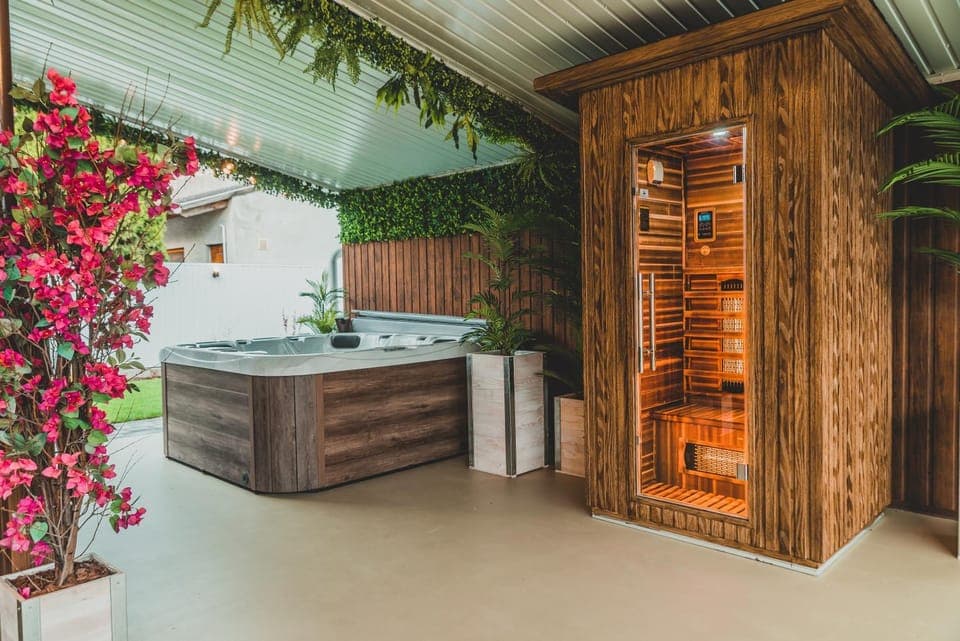 Property building, Hot Tub, Sauna