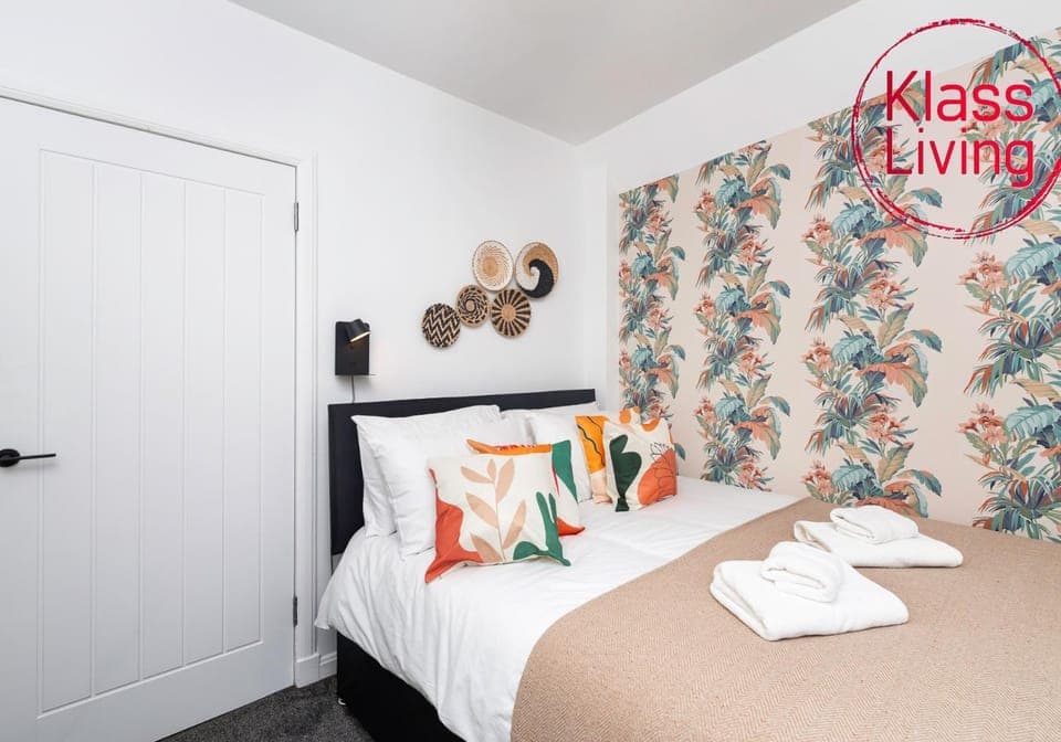 Bed, Decorative detail, Bedroom, Guests, group of guests, cot, Family