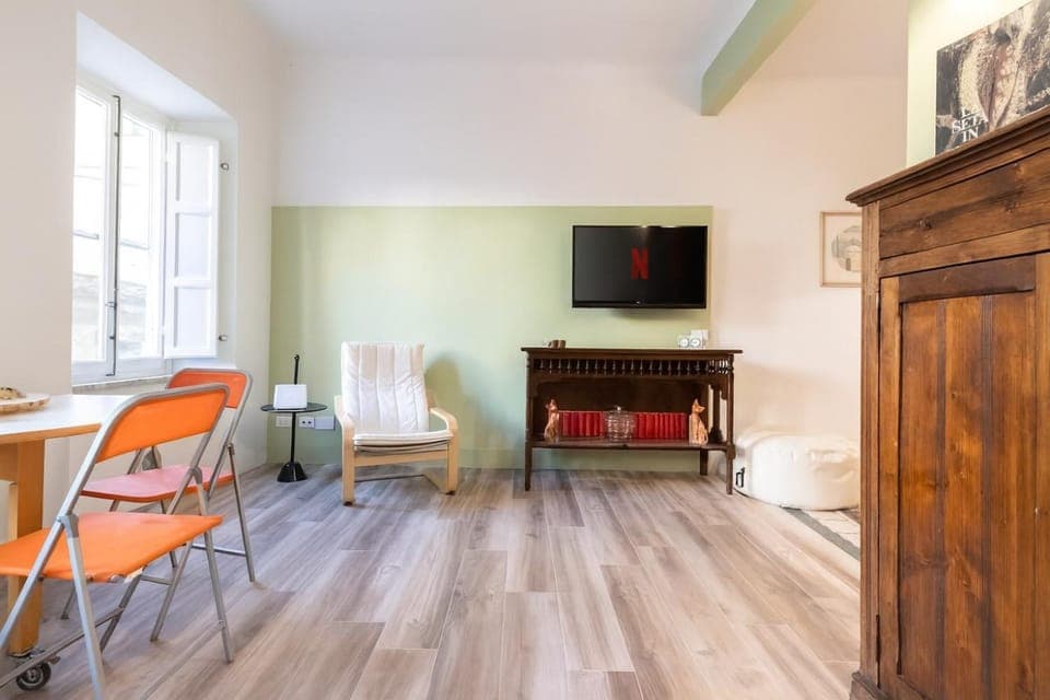 Communal lounge/ TV room, TV and multimedia, Living room, Seating area