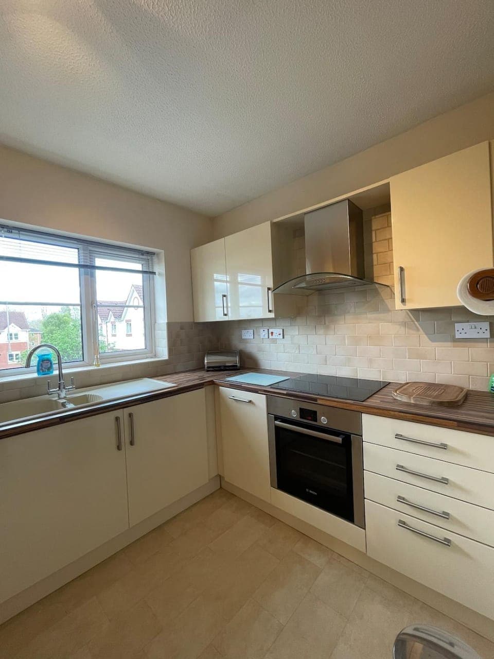 Kitchen or kitchenette, dishwasher, stove