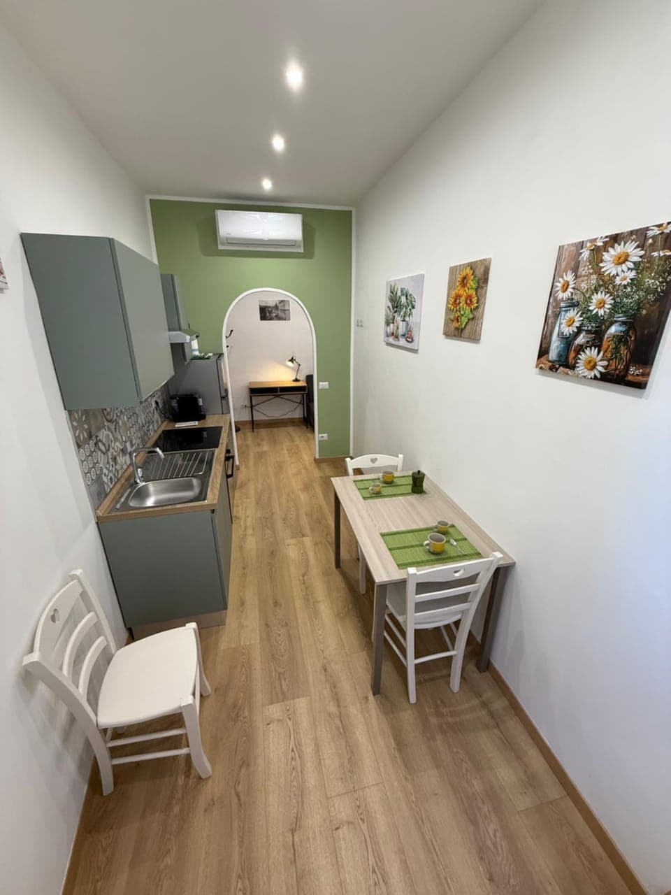 Kitchen or kitchenette, Seating area, Dining area, air conditioner