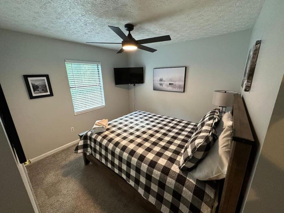 Bed, TV and multimedia, Bedroom